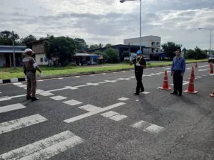 สภ.หัวตะพาน จัดตำรวจจิตอาสาอำนวยความสะดวกจราจรหน้าโรงเรียนหัวตะพานวิทยาคม ป้องกันอุบัติเหตุช่วงเช้า
