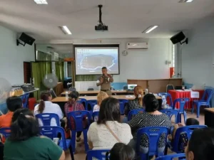สภ.หัวตะพาน จัดอบรมโครงการรณรงค์ความปลอดภัยทางถนน สร้างจิตสำนึกสวมหมวกนิรภัยให้ครูและผู้ปกครอง